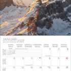 Kalender für Januar 2027, im Hintergrund schneebedeckte Berge bei Sonnenuntergang.