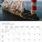 Kalender für Januar 2027. Foto von Küste mit Felsen und rotem Leuchtturm. Wolken im Hintergrund, ruhiges Meer.