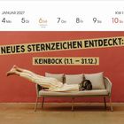 "NEUES STERNZEICHEN ENTDECKT: KEINBOCK (1.1. – 31.12.)." Eine Person liegt gemütlich auf einem Sofa.