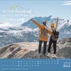 Text: „Es heißt Freundschaft, weil man mit Freunden alles schafft.“ Zwei Personen stehen in einer Berglandschaft.