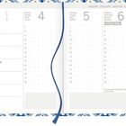 "2027, Januar. Kalenderseiten mit einem blauen Band in der Mitte, floralem Rand und mehrsprachigen Wochentagen."