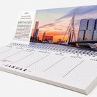 JANUAR. Dreiecksbrücke vor Sonnenuntergang, moderne Gebäude im Hintergrund. Kalender mit Wochentagen Montag bis Sonntag.