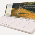 Wochenkalender mit Zitat: "Es gibt keinen Weg zum Glück. Glücklichsein ist der Weg." Landschaft mit Feldweg.