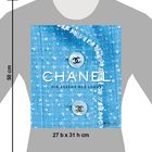 Text oben: "MARA CAPPELLETTI". Mitte: "CHANEL DIE ESSENZ DES LUXUS". Hintergrund: blaues Tweed-Muster mit Knöpfen.