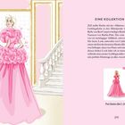 Eine Zeichnung einer Frau in einem glamourösen rosa Kleid vor einer eleganten Treppe und einem rosa Hintergrund.