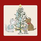 Eine Illustration zeigt eine Katze, einen Hund und eine Maus, die einen Weihnachtsbaum mit Fischen, Knochen und Käse schmücken.