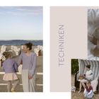 TECHNIKEN. Eine Frau und ein Kind am Strand, beide in lila Pullovern, mit Strandkörben im Hintergrund.