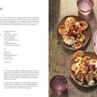 Links steht das Rezept für Papri Chaat, einen knusprigen Cracker-Snack. Rechts sind farbenfrohe Teller mit dem Snack.