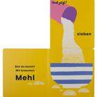 Text: "Und jetzt? sieben. Bist du bereit? Wir brauchen Mehl." Illustration: Mehl wird in eine blau-weiß gestreifte Schüssel gegossen.