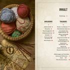 Inhalt mit Amigurumis und Tragbares; Gallerwürfel, Betrachter. Korb mit bunten Garnen, Kompass, Tasse, Karte von Luskan.