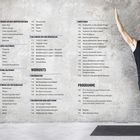 Inhalt ist eine Liste von Yoga-Übungen und Programmen. Rechts steht ein Mann in einer Yoga-Pose auf einer Matte.