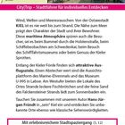 Reiseführer für Kiel mit maritimer Atmosphäre und Ausflugstipps. Oben links zeigt eine Karte Nordeuropas Kiel. Im Hintergrund Meer mit Liegestühlen.