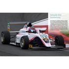 Text: "Schnelle Bildbearbeitung" und eine Beschreibung von DxO Photolab. 

Ein Rennwagen mit der Nummer 15 fährt auf einer Strecke.