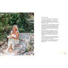 Text: Hallo, ich bin Judith. Schön, dass du mein Kochbuch in den Händen hältst... Seite 5

Eine Frau sitzt barfuß auf steinigen Stufen in der Natur, hält einen Teller. Sie trägt ein helles Kleid.