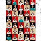 "Die deutsche Männer-Nationalmannschaft". 35 männliche Fußballspieler, in Trikots mit schwarz-rot-goldenen Motiven, teils in grünen Torwarttrikots.
