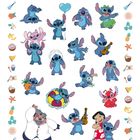 Verschiedene Illustrationen von einer blauen, außerirdischen Figur in unterschiedlichen Posen und Aktivitäten.