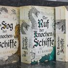 „Im Sog der Knochenschiffe“, „Der Ruf der Knochenschiffe“, „Die Knochenschiffe“ von RJ Barker; Drachenillustrationen.