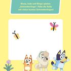 "Bluey, Judo und Bingo spielen 'Schmetterlinge'. Fülle die Seite mit vielen bunten Schmetterlingen!" Drei fröhliche Figuren, zwei Schmetterlinge und eine lila Blume.