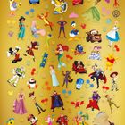 Viele Disney-Charaktere wie Prinzessinnen, Helden und Tiere auf einem goldenen Hintergrund, darunter Mickey Mouse und Donald Duck.