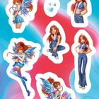 Illustration: Eine Figur mit roten Haaren und blauen, schimmernden Flügeln in verschiedenen Posen vor einem farbigen Hintergrund.