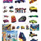 Es sind viele bunte Autos in verschiedenen Designs zu sehen, mit Flammen und Rennstreifen sowie Figuren und Rennstrecken in Aktion.