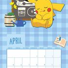 April-Kalender mit Wochentagen, Pikachu schläft vor einer Tafel mit gemalten Kuchen und Tassen. Verspielte Dekoration.