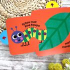 Text: "Schau mal! Eine Raupe". Illustration: Eine bunte Raupe mit freundlichem Gesicht auf orangefarbenem Hintergrund.