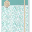 „Schuljahr 2026/27“, runde Plakette mit „live love teach“. Muster aus blauen Blättern, Gummiband rechts.