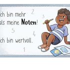 "Ich bin mehr als meine Noten! Ich bin wertvoll." Ein fröhliches Kind hält einen Stift und sitzt lächelnd da.