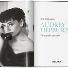 Links schwarz-weiß Bild einer Frau am Telefon. Rechts Text: "Bob Willoughby AUDREY HEPBURN Photographs 1953–1966".