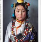 "Around the World in 125 Years". Ein Mädchen in traditioneller, reich verzierter Kleidung mit bunten Perlen und Kopfschmuck.