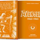 Links: Ein kniender Mann mit einem Stock. Rechts: "The Avengers 1963-1965" auf orangem Hintergrund, darunter ein Logo.