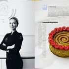 "Pistazien-Himbeer-Flan von Chiara Serpaggi." Links steht eine Person in Kochkleidung, rechts ein dekorativer Flan.