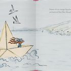 Könnte ich ein riesiges Papierboot basteln und damit aufs Meer fahren? Illustration: Kind mit Hut auf Papierboot im Wasser.