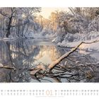 Kalenderansicht für Januar. Verschneite Flusslandschaft, Bäume reflektieren im Wasser.