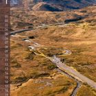 Kalenderansicht mit den Zahlen 1 bis 31 links. Schneebedeckte Berge und eine Straße in einer weiten Landschaft.