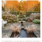 Kalenderblatt Januar mit einem frostartigen Gartenmotiv und einem kleinen Wasserkanal umgeben von Hecken und Bäumen.