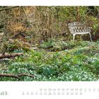 "Januar" steht in grüner Schrift. Darunter ist ein Kalender. Ein winterlicher Garten mit weißen Schneeglöckchen und einer weißen, verzierten Bank im Hintergrund.