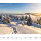 Oberer Text: "Sonnenaufgang in den Chiemgauer Alpen, Bayern, Deutschland". 

Im Vordergrund ist eine verschneite Landschaft mit Tannenbäumen unter einem klaren blauen Himmel zu sehen.