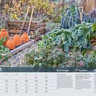 "Januar" steht oben links. Kalender für Januar darunter. Rechts Gartentipps, ein Rezept und ein Saisonkalender. Winterszene mit Gemüsebeeten und Terrakotta-Glocken.