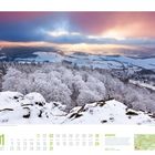 01 2027. ROTHARRSTEIG. Schneebedeckte Bäume und Felder unter einem dramatischen Himmel mit Sonnenuntergang.