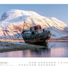Text: "Schottland, Bootswrack vor dem Ben Nevis, Highland" und "01". Ein verrostetes Schiff liegt am Ufer eines ruhigen Sees, umgeben von schneebedeckten Bergen.