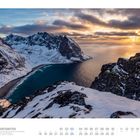 "Hurtigruten - Bucht Kvalvika auf der Insel Moskenesøya, Nordland, Norwegen" über schneebedeckten Bergen und Meer im Sonnenuntergang.