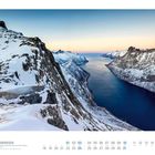 01 NORWEGEN. Sonnenuntergang über Berg Barden. Schneebedeckte Berge und ein blauer Fjord im Abendlicht.