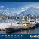 „01 Freitag 02 Samstag 03 Sonntag...“ Ein Hafen mit Schiffen vor verschneiten Bergen und einem Dorf mit Kirche.