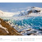 01 Island, Eisformationen an der Gletscherzunge Svínafellsjökull Südisland. Schnee- und eisbedecktes bergiges Gelände.