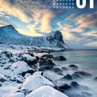 Kalender mit Januar-Daten. Schneebedeckter Strand auf den Lofoten, Norwegen. Dramatische Berge und bewölkter Himmel.