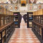 "Das Lesen von guten Büchern ist wie eine Unterhaltung mit den besten Menschen vergangener Jahre." Salon mit historischen Gemälden.