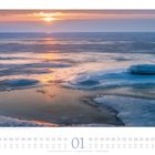 Kalenderseite Januar mit Sonnenuntergang über zugefrorenem Meer. Eisschollen im Wasser reflektieren das orange Licht.