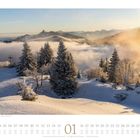 Kalender mit Januar, schneebedeckte Landschaft, Tannen, Sonnenaufgang, Alpen, Bayern. Fotograf: Pia Steen.